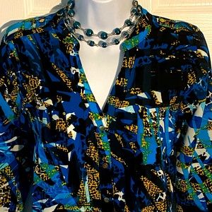 Thalia Sodi tie bottom blouse with gold studded buttons. M 💙⭐️💙